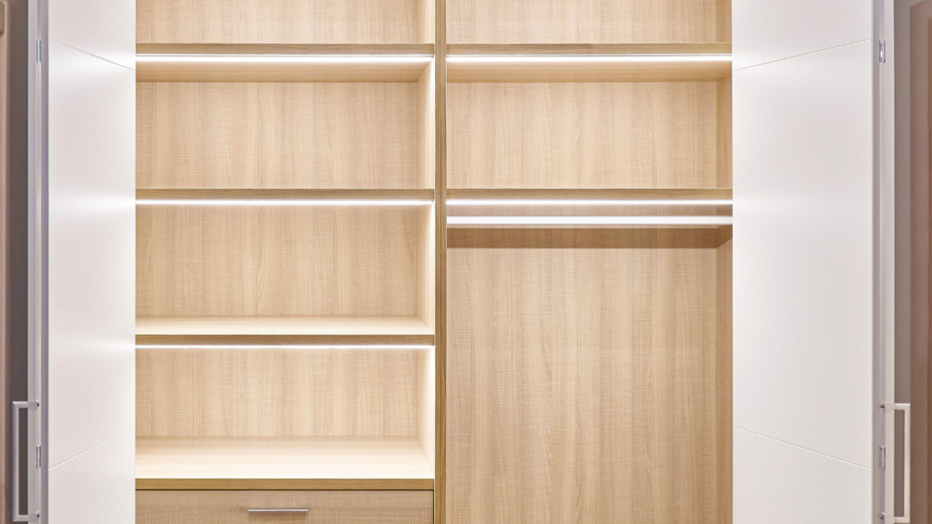 Tipos de puertas para armarios empotrados puertas plegables Armario empotrado abierto con puertas plegables y baldas de madera iluminadas