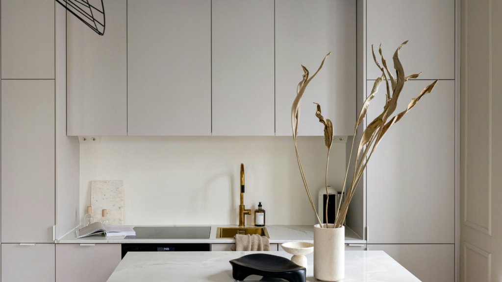 Tipos de muebles de cocina - muebles altos Muebles altos de cocina blancos sobre la encimera